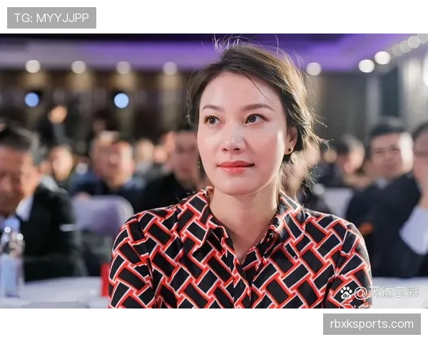 谢杏芳抱娃像隔壁阿姨,画面一角的包和豪车把我看懵了 谢杏芳抱娃像隔壁阿姨,画面一角的包和豪车把我看懵了